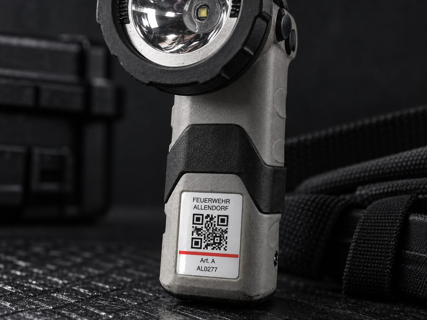 Robustes Kennzeichnungsetikett mit QR-Code auf Feuerwehr-Ausrüstung